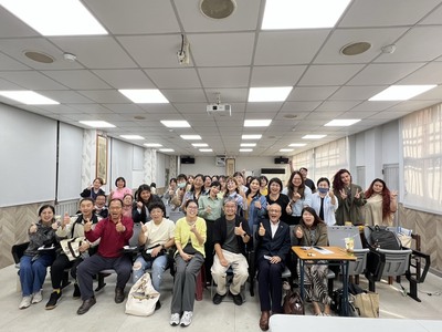 2025.11.02 日本ダイキ集団顧問奧西克彥先生、高川日向小姐。 訪問大仁科大 社工系 雲林班 中文介紹日本長照制度、照服員資格與留學資格！圖片